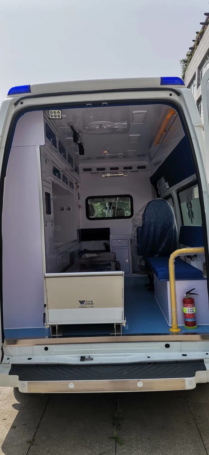 9 chỗ ngồi xe cứu thương Ford Transit Custom 10