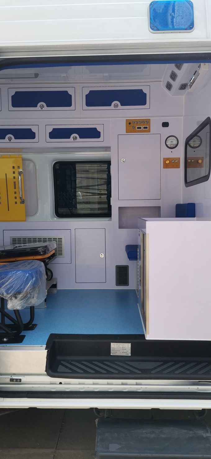 9 chỗ ngồi xe cứu thương Ford Transit Custom 9