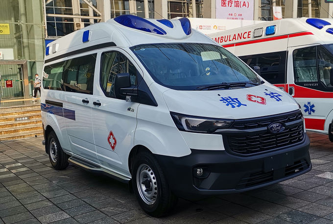 Xe cứu thương Ford màu trắng 8 chỗ xe cứu thương y tế xăng 2