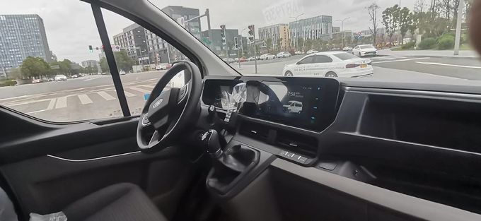 Xe cứu thương Ford màu trắng 8 chỗ xe cứu thương y tế xăng 3
