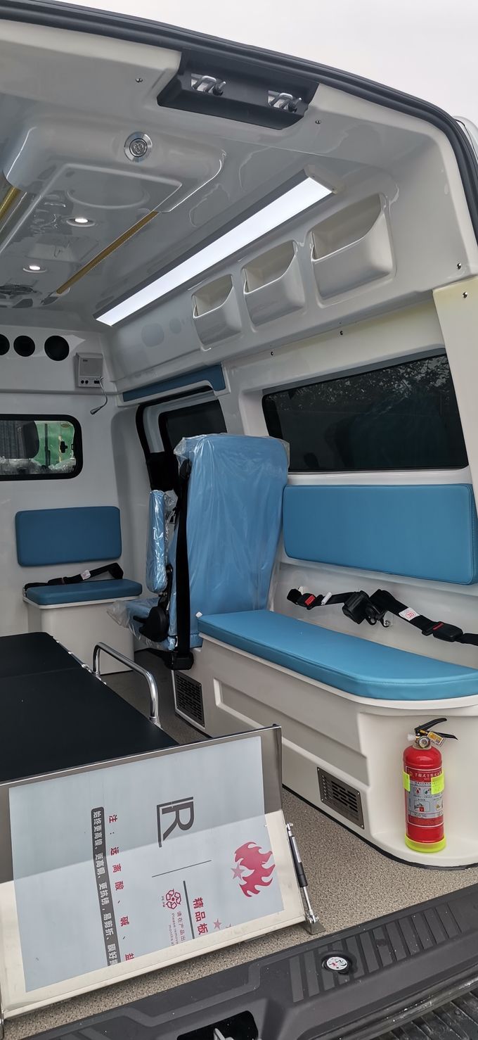 Ford Transit xe cứu thương y tế xăng 8 chỗ ngồi Ford Transit Box xe cứu thương 5