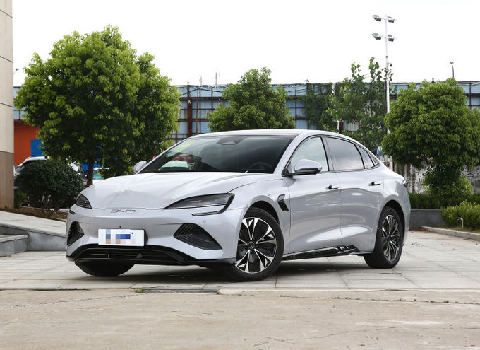 BYD Plug In Hybrid 5 chỗ ngồi xe sedan ô tô Đen trắng 1