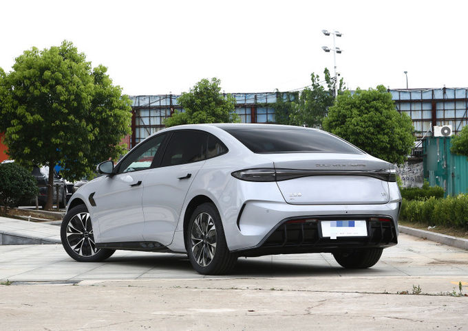 BYD Plug In Hybrid 5 chỗ ngồi xe sedan ô tô Đen trắng 4
