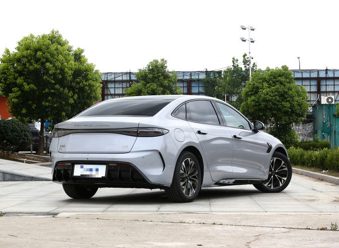 BYD Plug In Hybrid 5 chỗ ngồi xe sedan ô tô Đen trắng 3