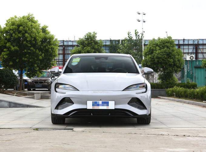 BYD Plug In Hybrid 5 chỗ ngồi xe sedan ô tô Đen trắng 2