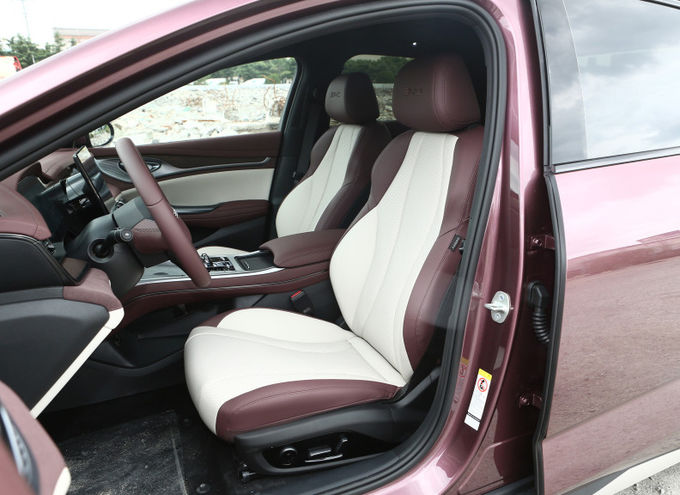 BYD Plug In Hybrid 5 chỗ ngồi xe sedan ô tô Đen trắng 9