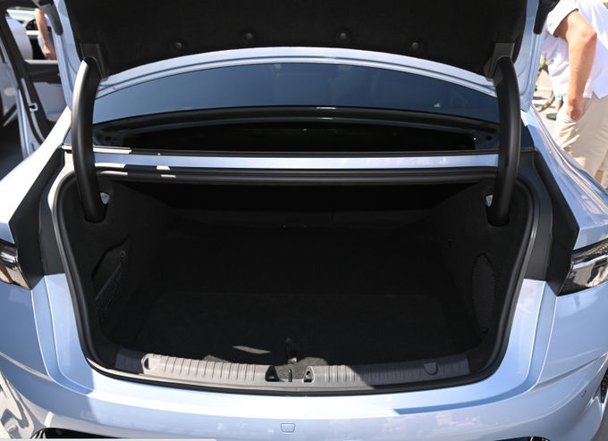 BYD Plug In Hybrid 5 chỗ ngồi xe sedan ô tô Đen trắng 10