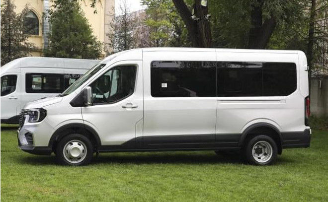 Chiếc xe Ford Transit màu trắng 15 chỗ Jiangling 10 chỗ 0