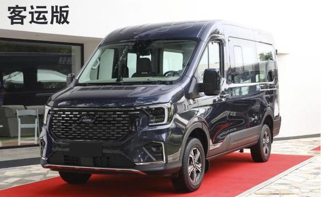 Chiếc xe Ford Transit màu trắng 15 chỗ Jiangling 10 chỗ 2