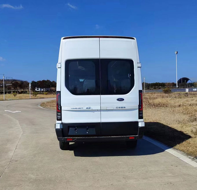 Chiếc xe Ford Transit màu trắng 15 chỗ Jiangling 10 chỗ 3