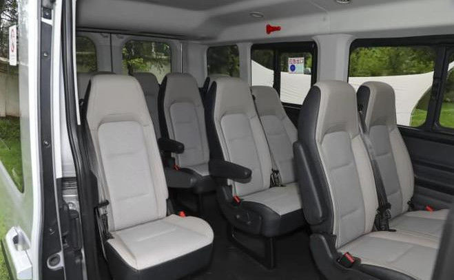 Chiếc xe Ford Transit màu trắng 15 chỗ Jiangling 10 chỗ 4