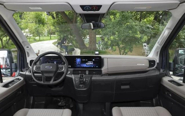 Chiếc xe Ford Transit màu trắng 15 chỗ Jiangling 10 chỗ 5