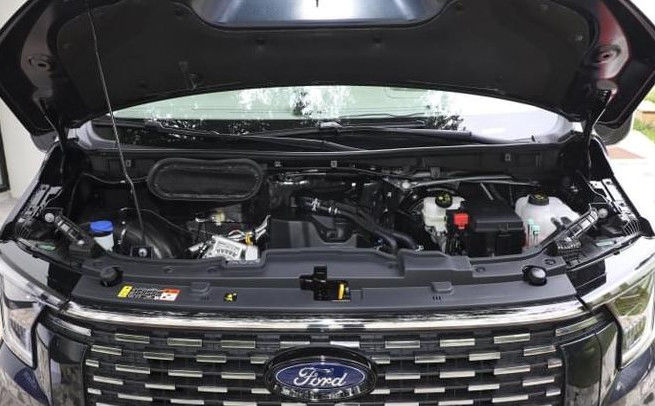 Chiếc xe Ford Transit màu trắng 15 chỗ Jiangling 10 chỗ 7