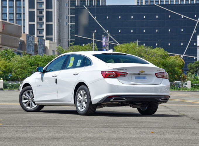 Xăng Chevrolet Malibu sedan xe 5 chỗ ngồi hai bánh xe lái 4 × 2 3
