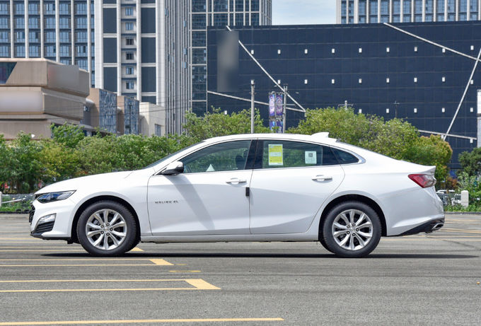 Xăng Chevrolet Malibu sedan xe 5 chỗ ngồi hai bánh xe lái 4 × 2 2
