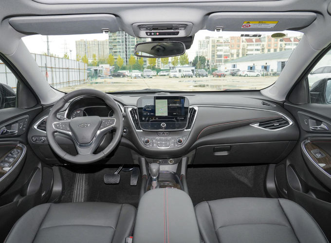 Xăng Chevrolet Malibu sedan xe 5 chỗ ngồi hai bánh xe lái 4 × 2 4