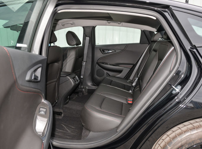 Xăng Chevrolet Malibu sedan xe 5 chỗ ngồi hai bánh xe lái 4 × 2 6