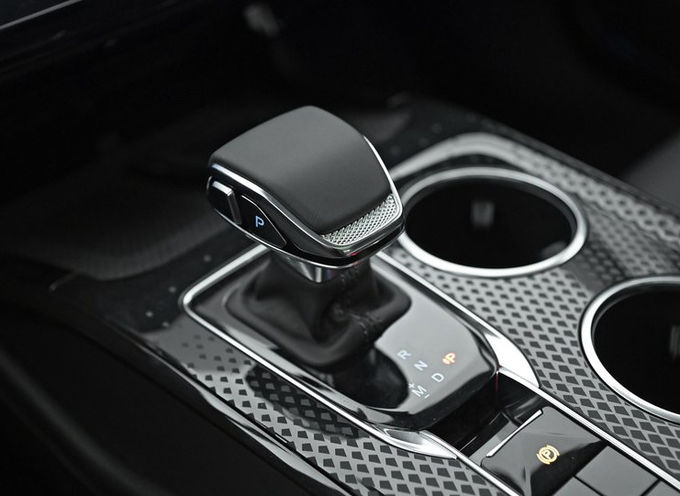 Hongqi HS3 SUV Xe chạy xăng 5 chỗ 4 bánh xe lái 4x4 7