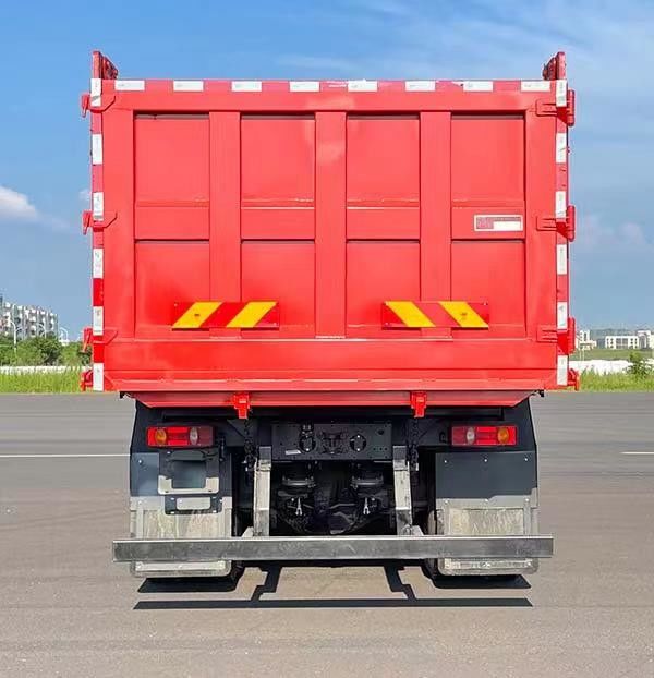 Bốn trục diesel 3 chỗ xe tải tải 20M2 8,9 mét lái sau hộp số tay 8 × 4 1