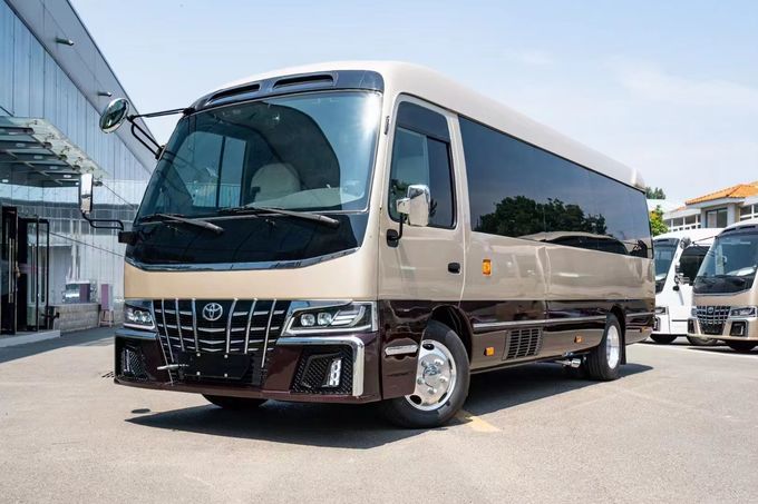 Toyota Coaster 12 chỗ xe buýt du lịch xăng lái sau 4 × 2 hộp số thủ công 1