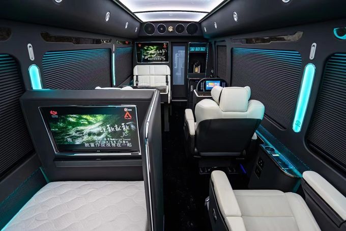 Toyota Coaster 7 chỗ xe buýt du lịch xăng lái sau 4 × 2 hộp số thủ công 9